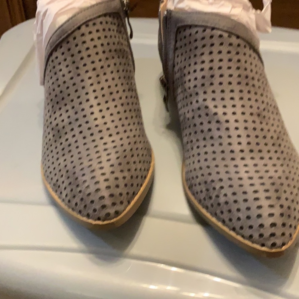 New never worn size 5 1/2